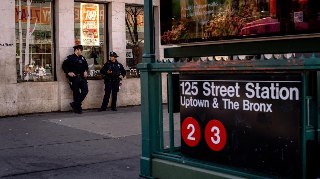Policiais do lado de fora da 125 Street Station do Harlem / Foto: Hilary Swift/CNN