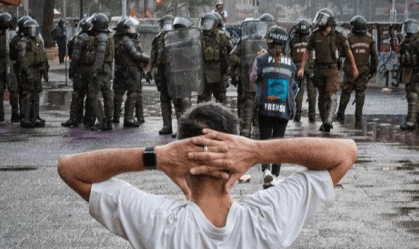 Morre jornalista que foi baleada enquanto cobria protestos do 1º de Maio no Chile
