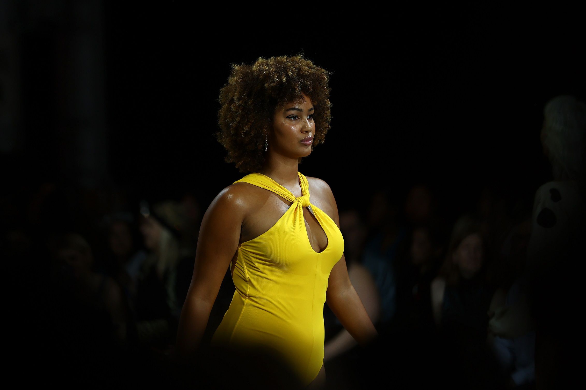 Uma modelo desfila na passarela com um design da Vagary, uma das seis marcas participantes / Getty Images