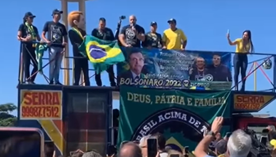 Deputado Daniel Silveira (PTB-RJ) discursa durante motociata no Rio