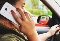 Brasil registrou 28 multas por uso de celular ao volante a cada hora em 2021