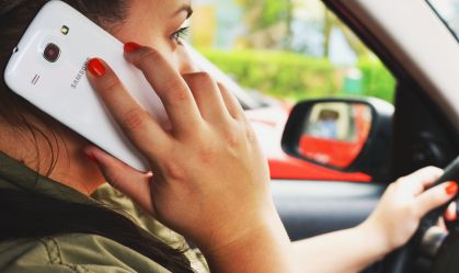 Brasil registrou 28 multas por uso de celular ao volante a cada hora em 2021