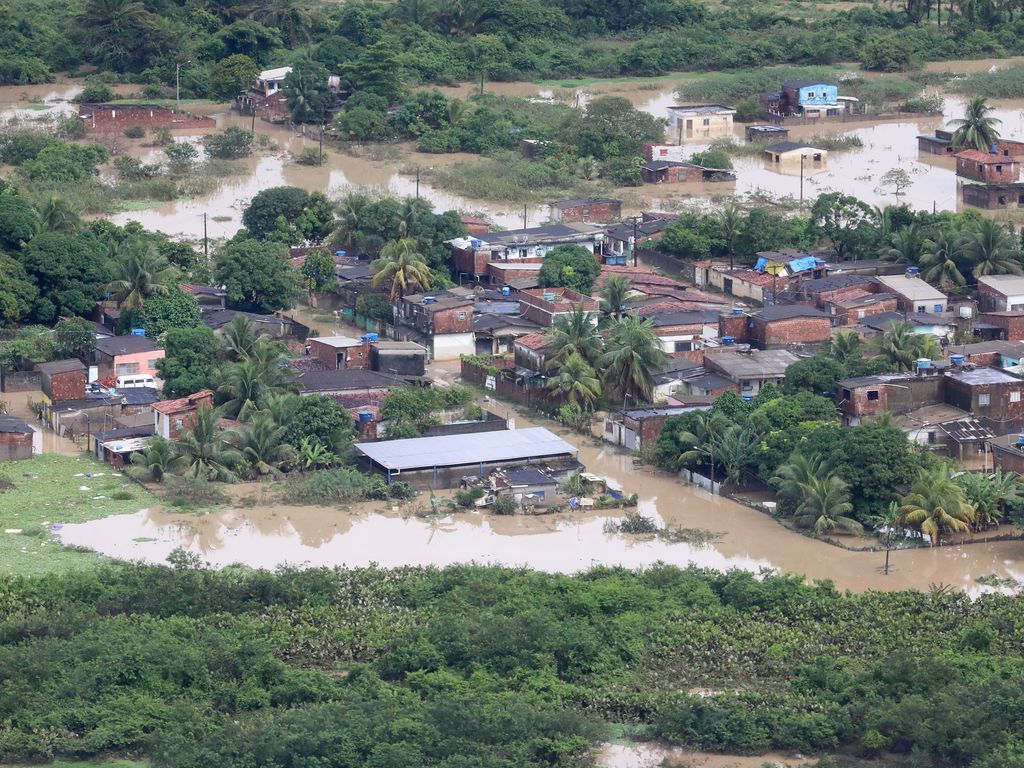 sobrevoo_de_areas_afetadas_pela_chuva20220530_0659