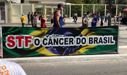 Cartaz em protesto em São Paulo critica Supremo Tribunal Federal