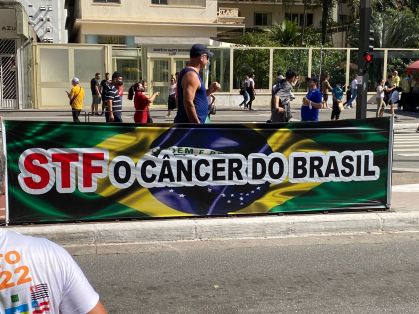 Cartaz em protesto em São Paulo critica Supremo Tribunal Federal