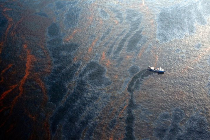 Navio coleta vazamento de petróleo no Golfo do México em 2010 / Getty Images