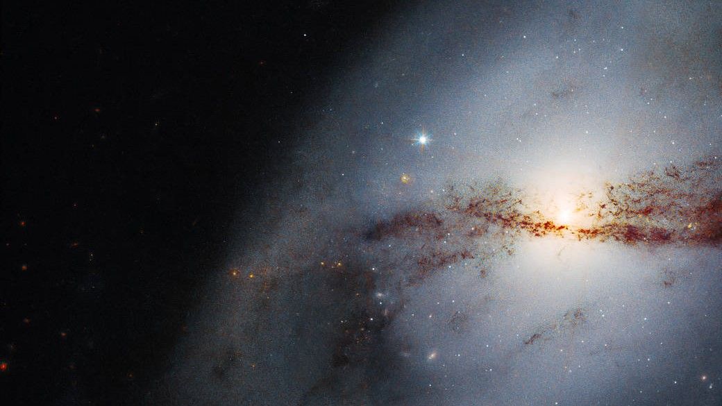 Imagem feita pelo Hubbble da galáxia espiral NGC 3718 / Nasa