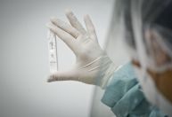Índice de testes positivos de Covid-19 segue acima de 35%, diz Abrafarma