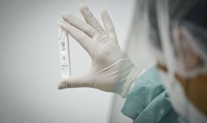 Positividade de testes de Covid-19 cresce 56% em uma semana, aponta Abrafarma