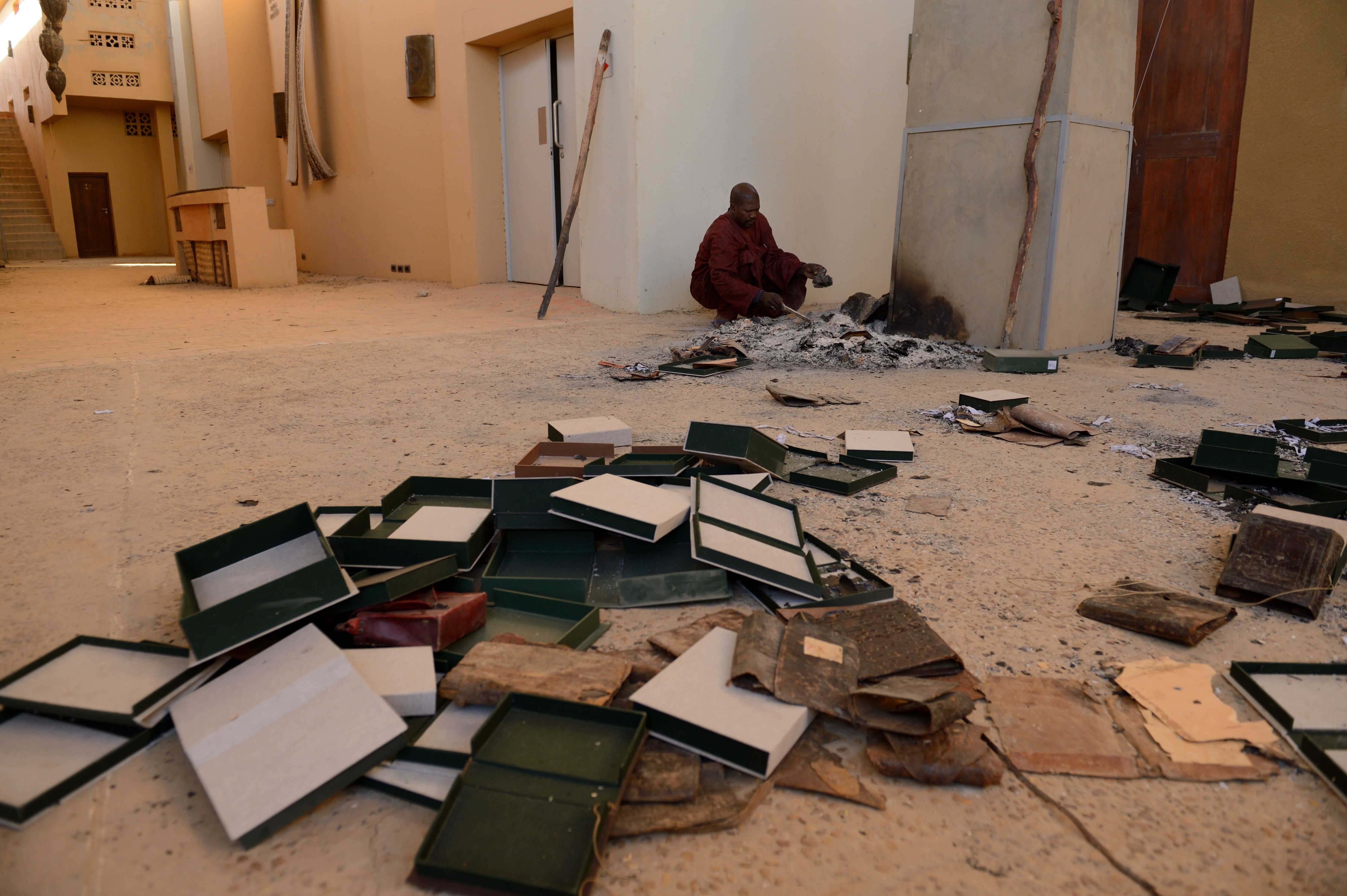 Homem recupera documentos antigos no Centro Ahmed Baba para Documentação e Pesquisaem Timbuktu, em 29 de janeiro de 2013 / AFP via Getty Images
