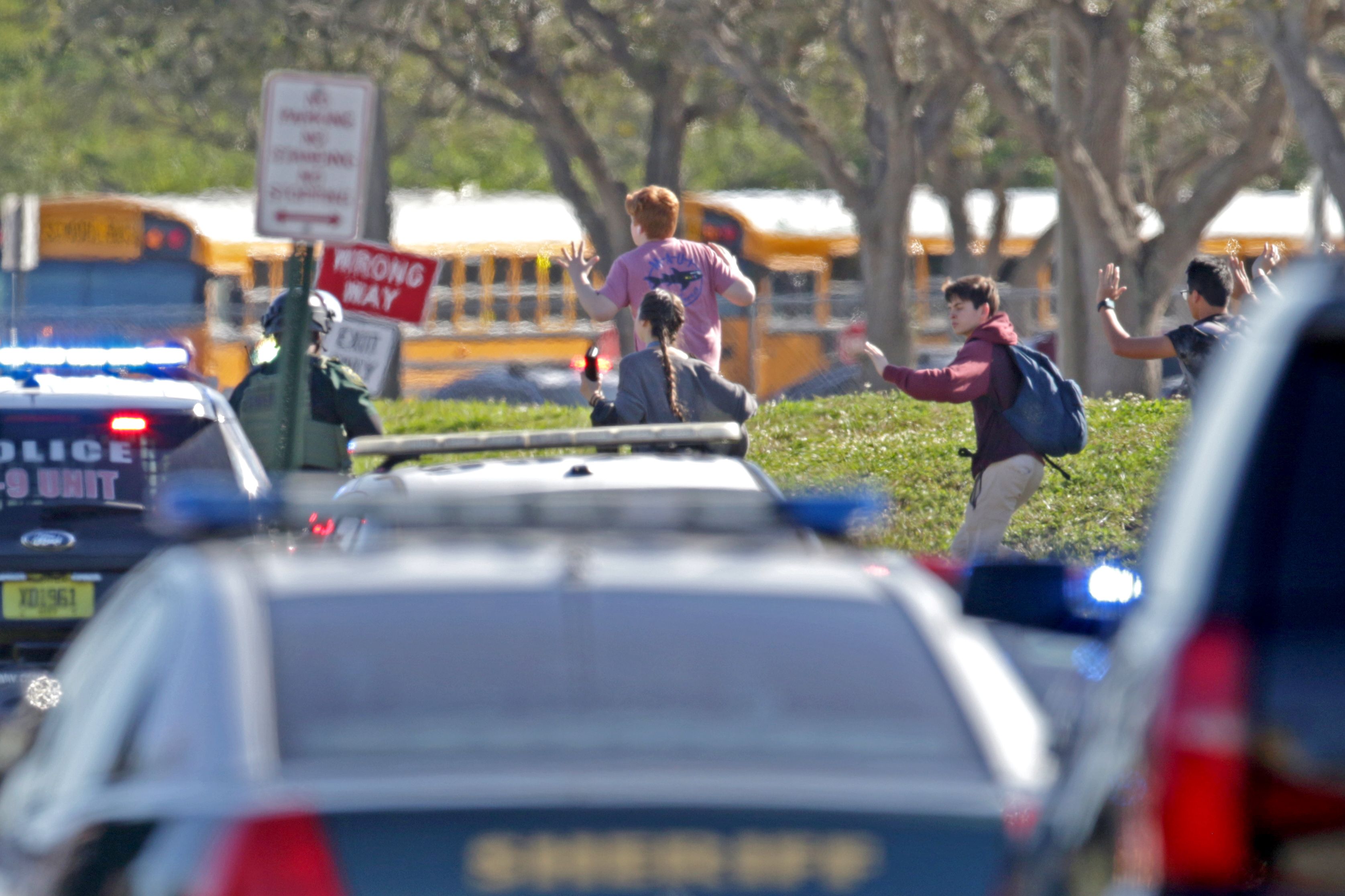 Estudantes correm do lado de fora da escola Marjory Stoneman Douglas em Parkland, nos EUA / Tribune News Service/Getty Images