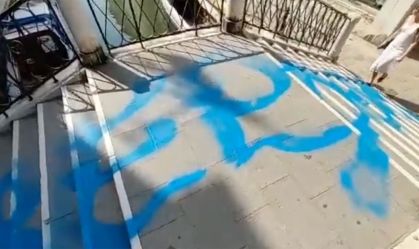 Turistas de Veneza nadam nus em canais e vandalizam igreja