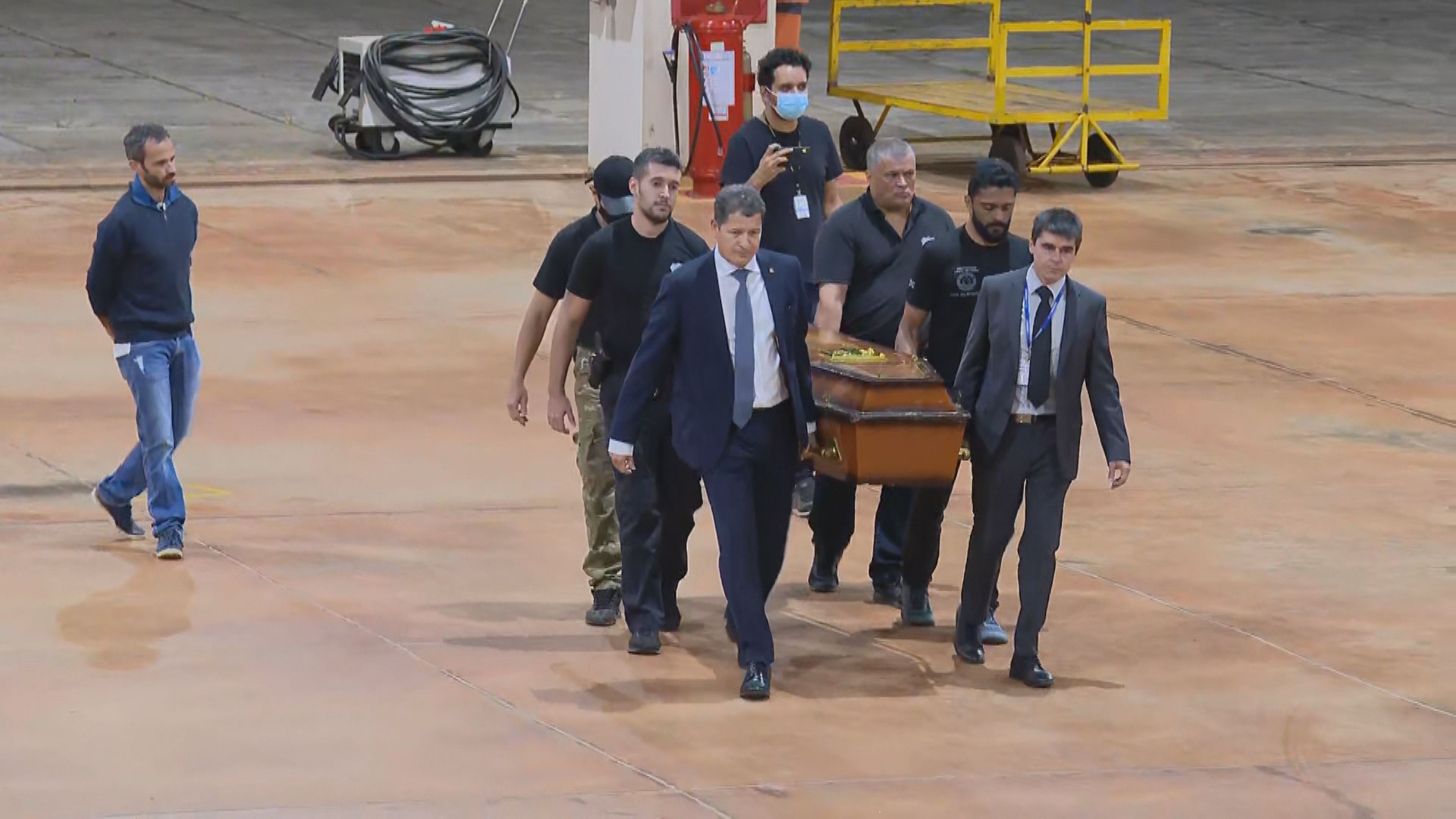 Avião que saiu de Manaus com restos mortais chegou a Brasília nesta quinta-feira (16). Exames para identificação começam nesta sexta-feira (17) / Reprodução/CNN