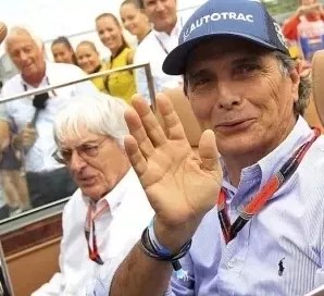 O ex-piloto de Fórmula 1 Nelson Piquet à direita de Bernie Ecclestone, ex-CEO da categoria