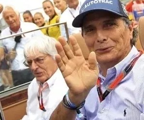 O ex-piloto de Fórmula 1 Nelson Piquet à direita de Bernie Ecclestone, ex-CEO da categoria