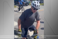 Biden perde o equilíbrio e cai da bicicleta