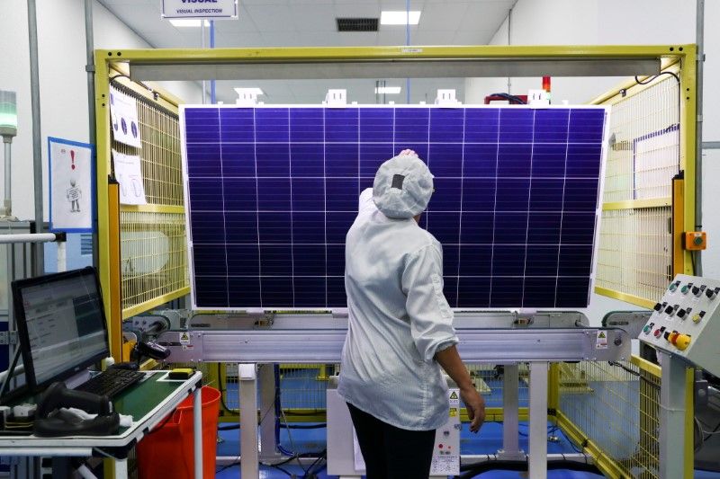 Funcionária checa qualidade de módulo solar em fábrica de Campinas, SP 13/02/2020
