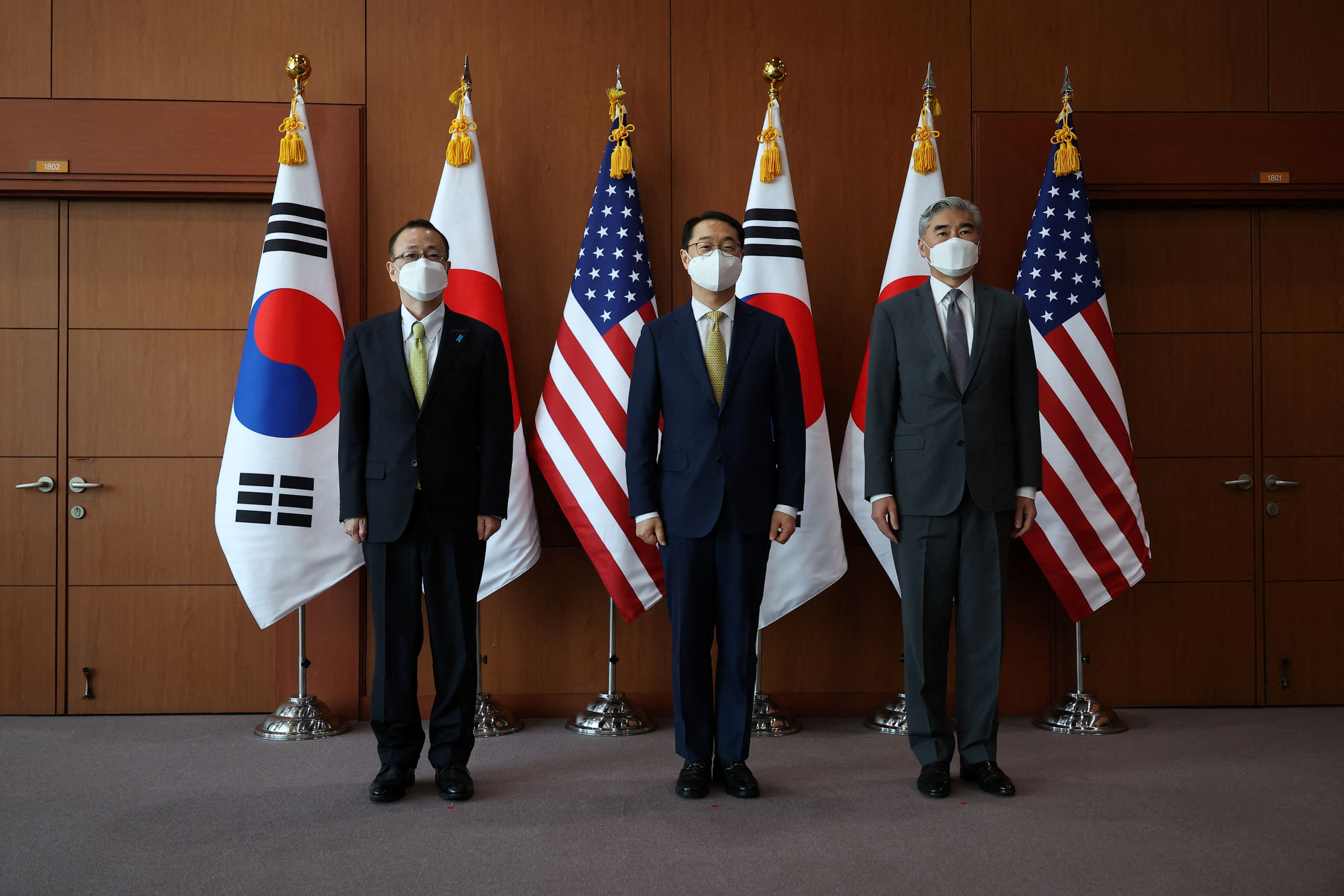 Kim Gunn, da Coreia do Sul, Sung Kim, dos EUA, e Takehiro Funakoshi do Japão, chegam para reunião em Seul