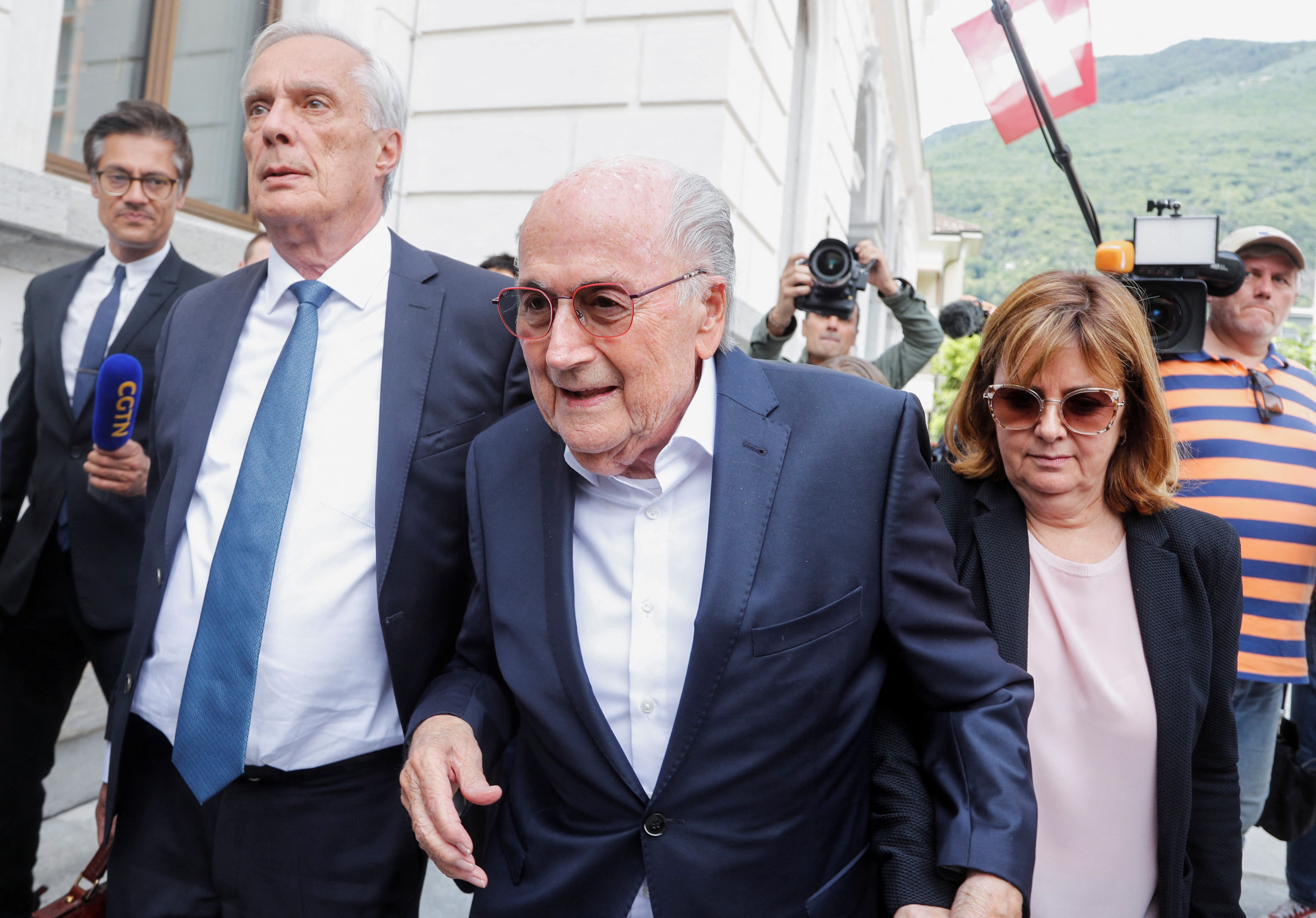 Ex-presidente da Fifa Joseph Blatter deixam tribunal em Bellinzona, na Suíça