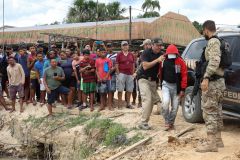 Polícia Federal leva testemunha até suposto local onde desapareceram jornalista inglês e indigenista REUTERS/Bruno Kelly