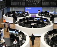 Ações europeias fecham em queda com nova ameaça tarifária de Trump