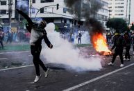 Buscando encerrar protestos, Equador anuncia corte no preço dos combustíveis