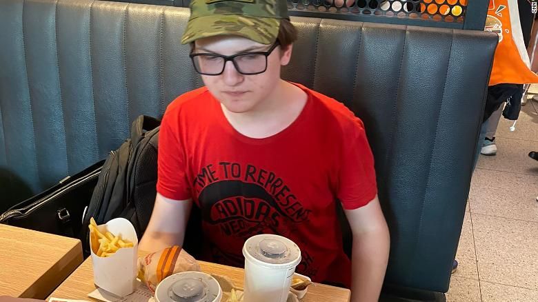 Sergey Vlasov come um cheeseburger duplo e frita no substituto russo do McDonald's em Moscou / CNN