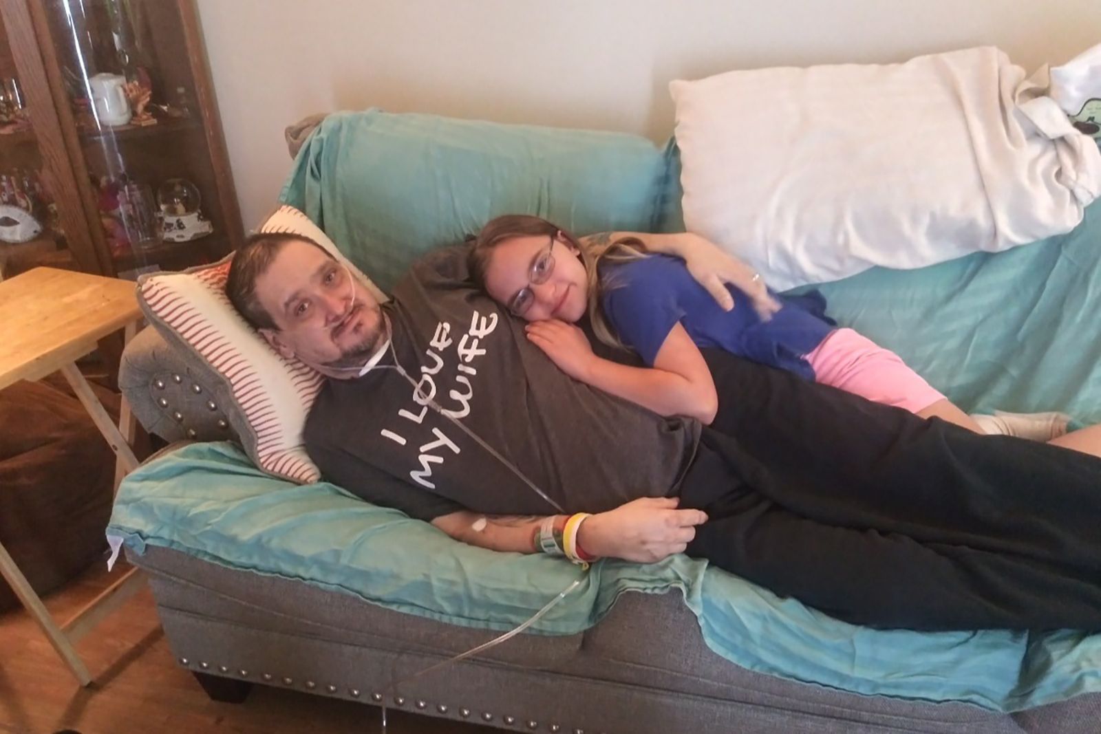 Depois de passar 81 dias internado com Covid-19, Robert Barrios se reconectou com sua filha Jessica em 2020. Mas sua saúde piorou novamente. / Summer Barrios.