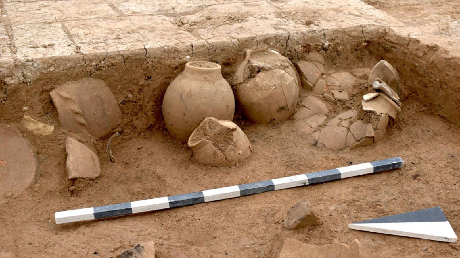 Cinco vasos de cerâmica foram descobertos entre as ruínas e continham mais de 100 tabuletas cuneiformes / Universidade de Freiburg e de Tü
