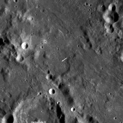 Nova cratera é menor que as outras e não é visível nesta imagem, mas sua localização é indicada pela seta branca. / NASA/Goddard/Arizona State Unive