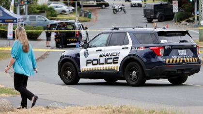 Dois homens armados foram mortos na terça-feira em um tiroteio com a polícia do lado de fora de um banco em Saanich, na Colúmbia Britânica, disseram autoridades.