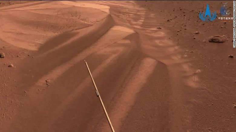 Uma imagem de dunas em Marte, tirada pelo rover Zhurong da sonda Tianwen-1 pouco antes de entrar em dormência em maio de 2022. / Reprodução/ CNN