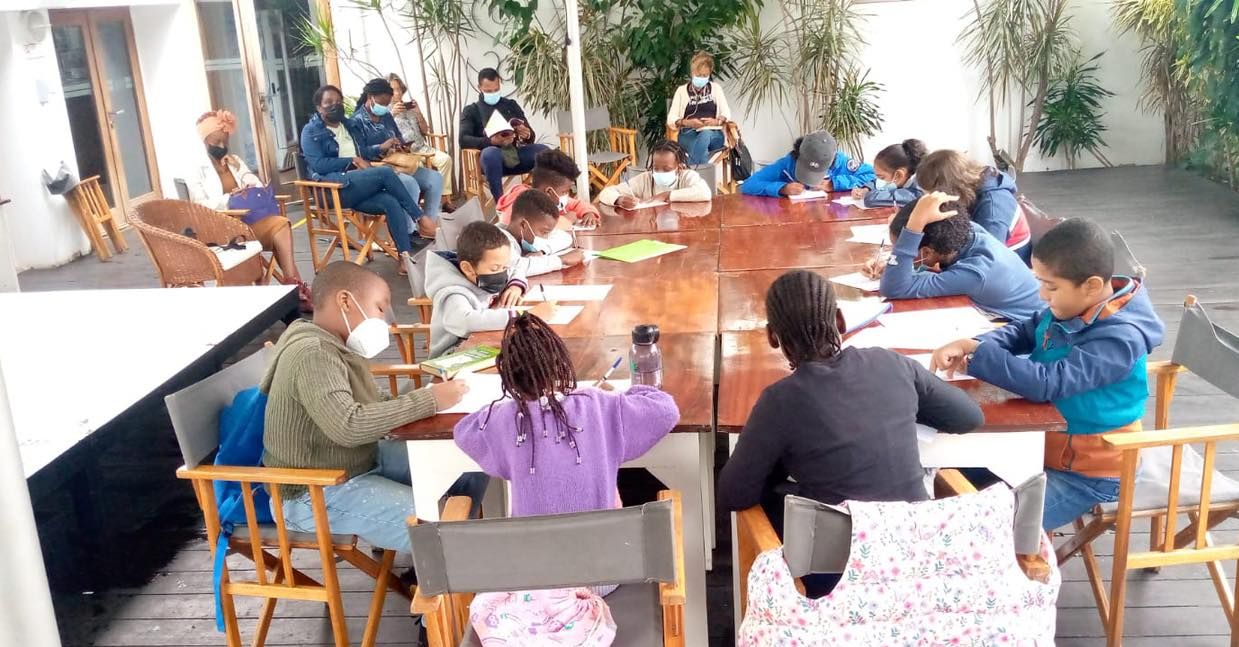 Jovens participam de Oficina Literária na Fundação Fernando Leite Couto / Divulgação