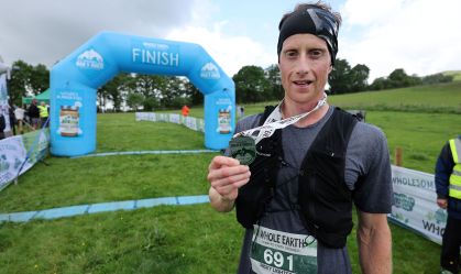 Atleta de resistência britânico vence corrida de 35 km contra cavalo