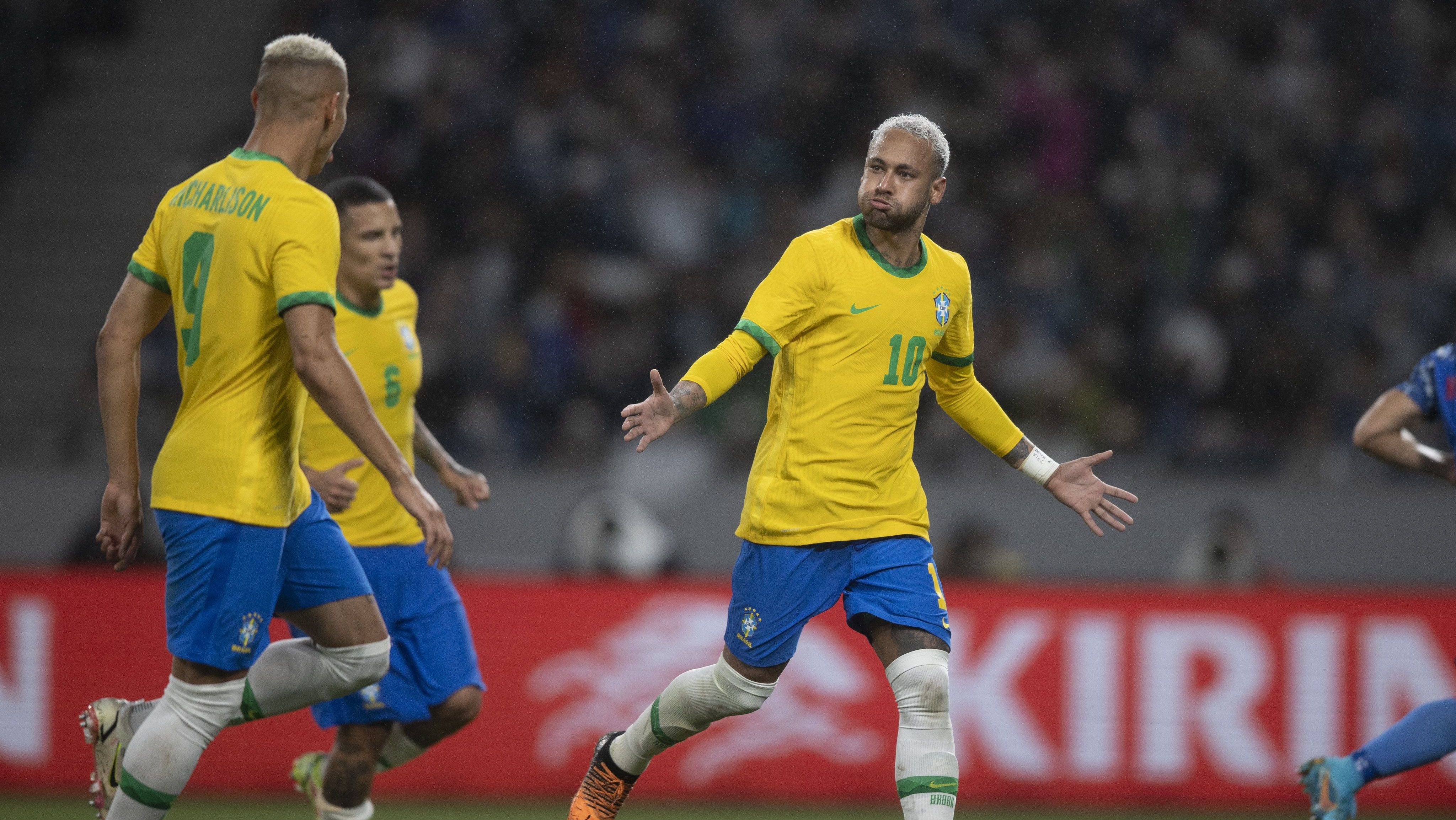Neymar marcou gol de pênalti para o Brasil contra o Japão