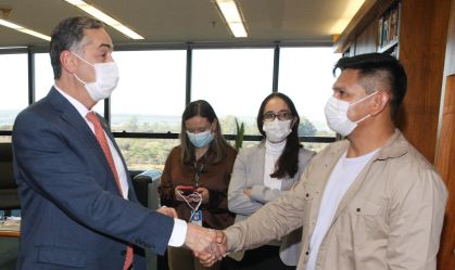 Líder indígena faz denúncias a Barroso sobre situação no vale do Javari