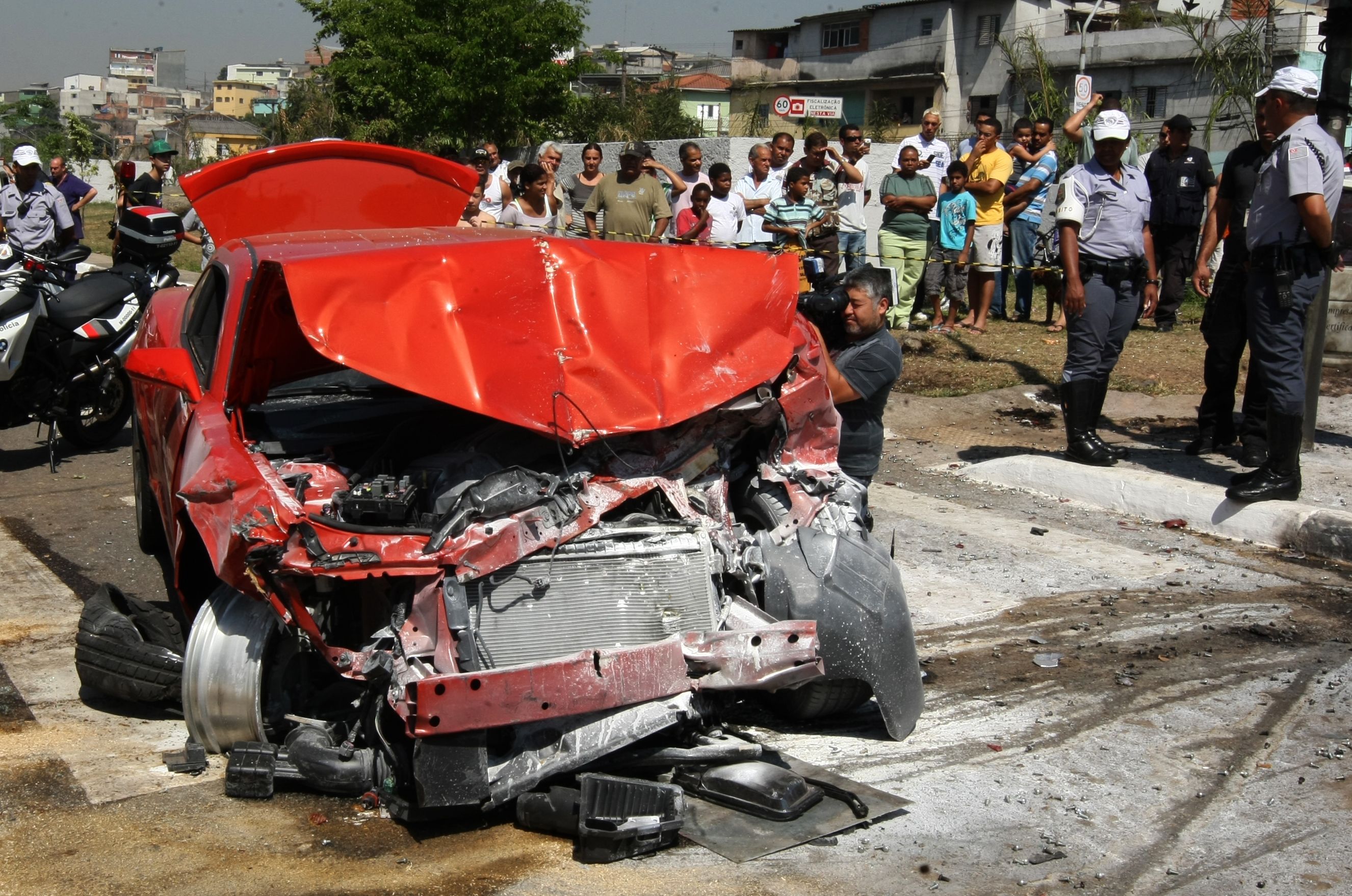 Acidente com carro de luxo