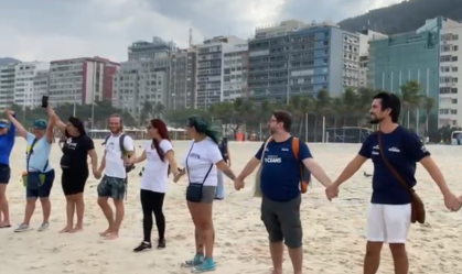 Praia de Copacabana é "abraçada" em ato no Dia dos Oceanos