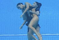 Nadadora Anita Álvarez perde a consciência na piscina e é resgatada por treinadora
