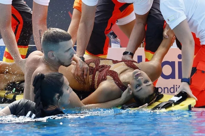Anita Álvarez é atendida após acidente no nado artístico / REUTERS/Lisa Leutner
