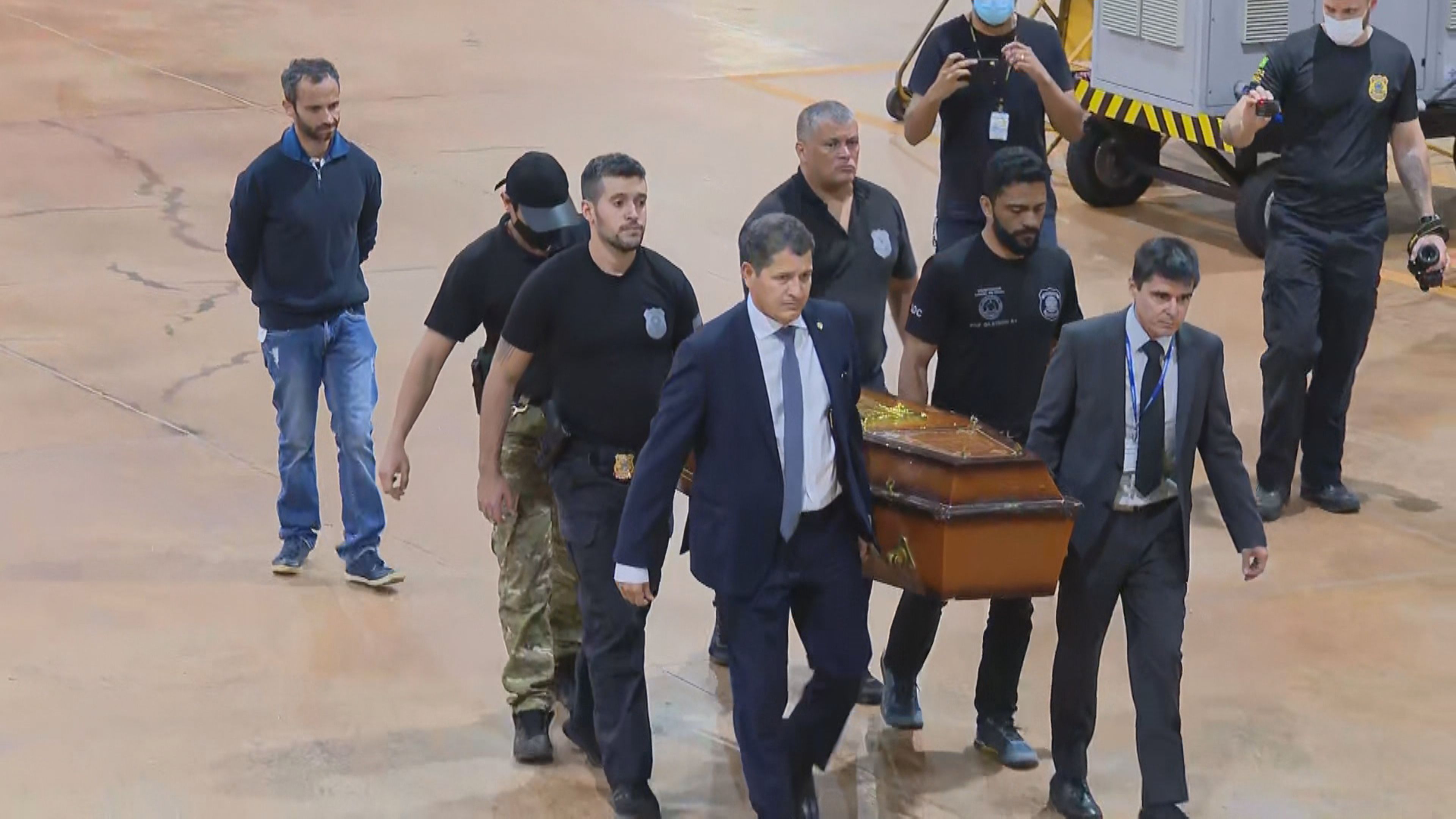 Avião que saiu de Manaus com restos mortais chegou a Brasília nesta quinta-feira (16). Exames para identificação começam nesta sexta-feira (17)