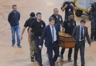 Restos mortais que seriam de Dom Phillips e Bruno Pereira chegam ao aeroporto de Brasília