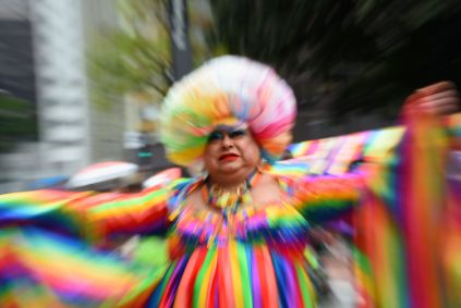 SP - PARADA LGBT/SÃO PAULO - GERAL - Participantes durante a 26ª Parada do Orgulho LGBT+ de São Paulo, na Avenida Paulista, na região central da capital paulista, neste domingo, 19 de junho de 2022. O evento, promovido pela Associação da Parada do Orgulho LGTB+ e pela Secretaria Municipal dos Direitos Humanos e Cidadania (SMDHC), volta a ocorrer de forma presencial após dois anos de formato remoto em razão da pandemia de covid- 19. Com 19 trios elétricos espalhados pela via, a expectativa da organização é atrair até 3,5 milhões de pessoas, que neste ano alerta para a importância do voto às vésperas das eleições de outubro. 19/06/2022 - Foto: CELSO LUIX/CÓDIGO19/ESTADÃO CONTEÚDO