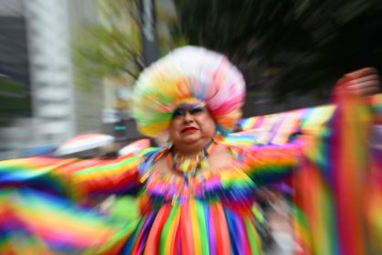SP - PARADA LGBT/SÃO PAULO - GERAL - Participantes durante a 26ª Parada do Orgulho LGBT+ de São Paulo, na Avenida Paulista, na região central da capital paulista, neste domingo, 19 de junho de 2022. O evento, promovido pela Associação da Parada do Orgulho LGTB+ e pela Secretaria Municipal dos Direitos Humanos e Cidadania (SMDHC), volta a ocorrer de forma presencial após dois anos de formato remoto em razão da pandemia de covid- 19. Com 19 trios elétricos espalhados pela via, a expectativa da organização é atrair até 3,5 milhões de pessoas, que neste ano alerta para a importância do voto às vésperas das eleições de outubro. 19/06/2022 - Foto: CELSO LUIX/CÓDIGO19/ESTADÃO CONTEÚDO