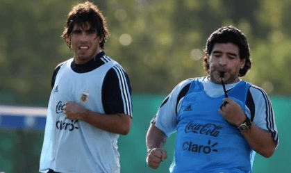 Atacante argentino Carlos Tevez confirma aposentadoria