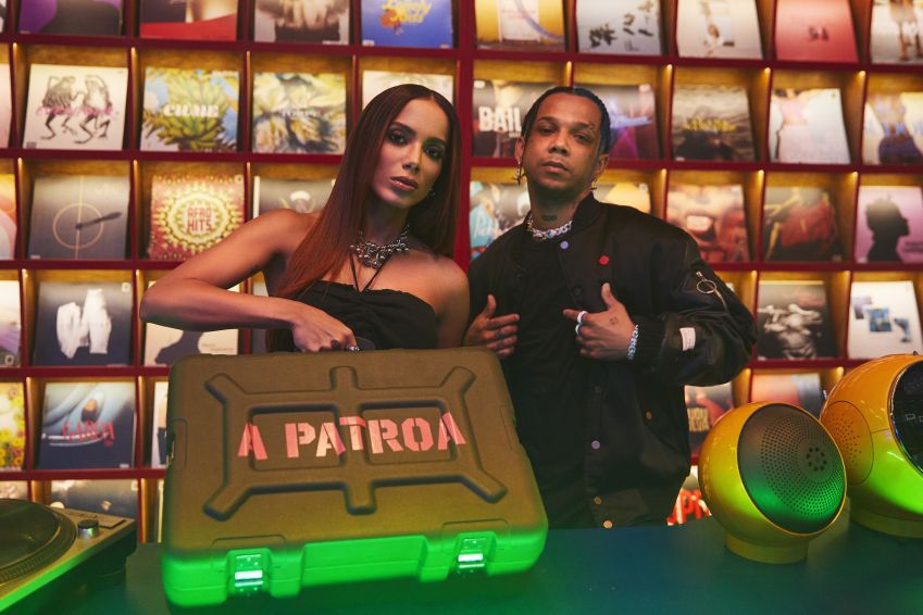 Anitta e Luck Muzik, filho de Mr. Catra, em ensaio para lançamento de "Tropa". / Caroline Lima / Garena
