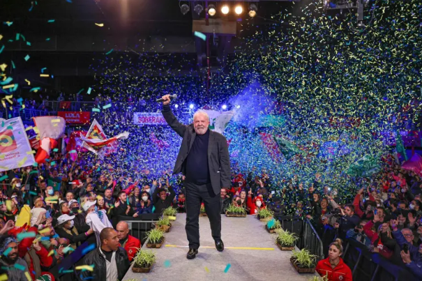 | Foto semelhante à usada pela Veja também foi registrada por Ricardo Stuckert e mostra mão de Lula escondida pelo paletó. / Projeto Comprova