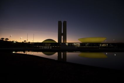 Fachada do Congresso Nacional durante amanhecer
