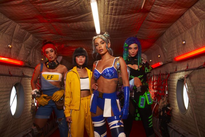 Anitta durante o clipe de "Tropa", lançado em parceria com o jogo Free Fire / Eduardo Bravin / Garena