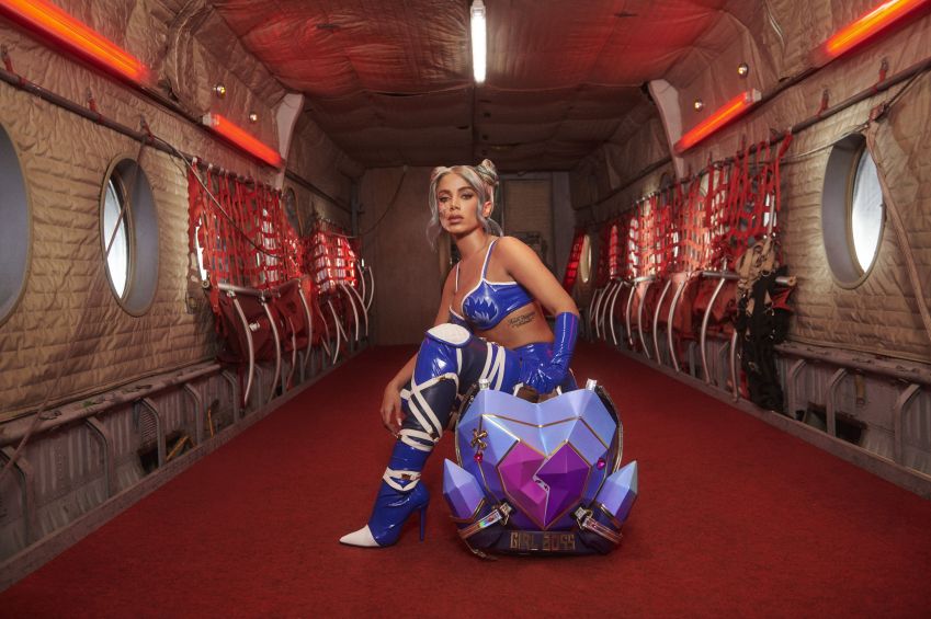 Anitta durante o clipe de "Tropa", lançado em parceria com o jogo Free Fire / Eduardo Bravin / Garena